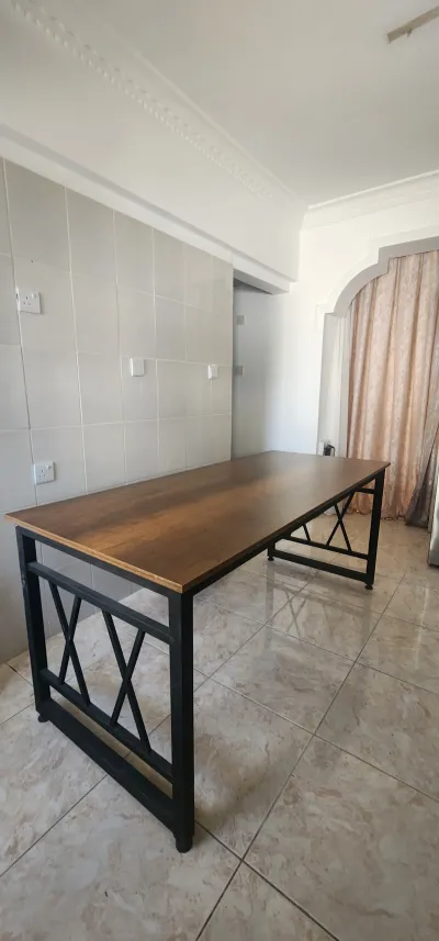 Satılık İki Tane Ofis Masa Ve Mutfak Masa