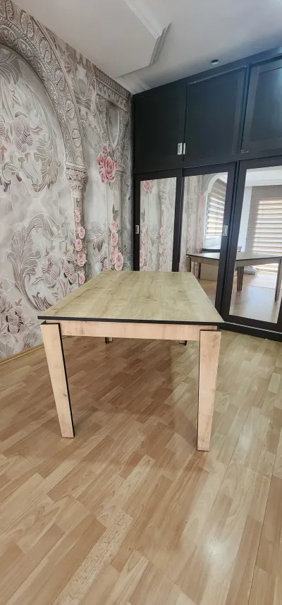 Satılık İki Tane Ofis Masa Ve Mutfak Masa