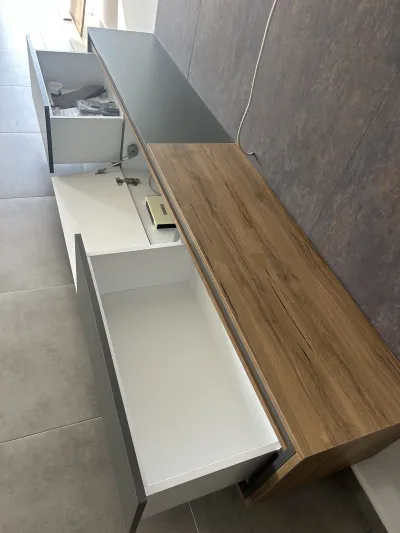 Modern Ve Sade Tasarımlı Duvara Monte Tv Unitesi
