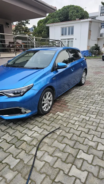 Toyota Auris Hybird