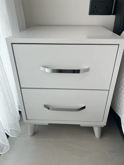 Beyaz Renk Çekmeceli Komodin
